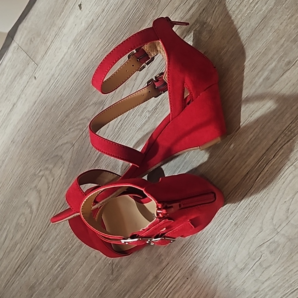 ✨️❤️Beautiful Sun + Stone Red Buckle & Zip Back Wedge Heels Size 5.5 - Picture 3 of 16
